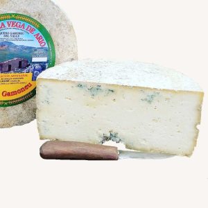 Vega de Ario Gamoneu DOP artisan cheese, cow and goat milk, from Asturias, halvhjul